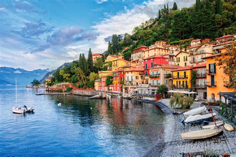 Town On Lake Como Italy 4k Ultra Hd Wallpaper