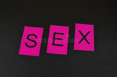 ` rosado del sexo del ` de la palabra en el fondo negro palabra de letras aisladas imagen de