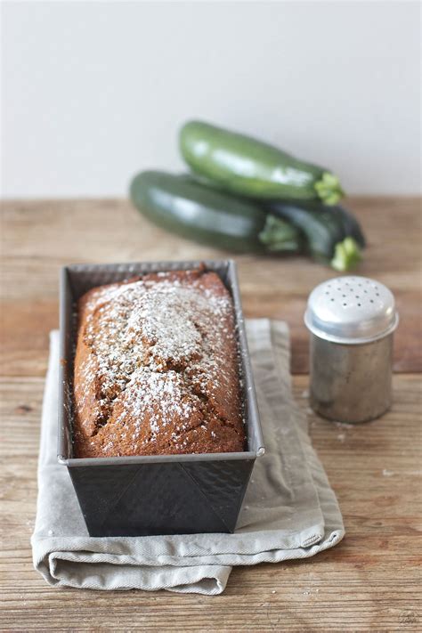 Kennt ihr das, ihr habt einen kuchen gebacken und der kuvertürenüberzug ist noch nicht einmal fest geworden, schon fehlt ein stück. Zucchini Nuss Kuchen Rezept - Sweets and Lifestyle