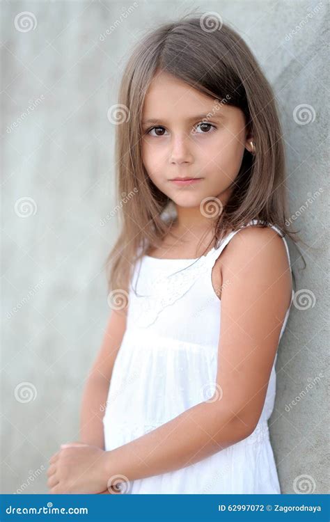 Retrato Da Menina Ao Ar Livre Foto De Stock Imagem De Cabelo Mola