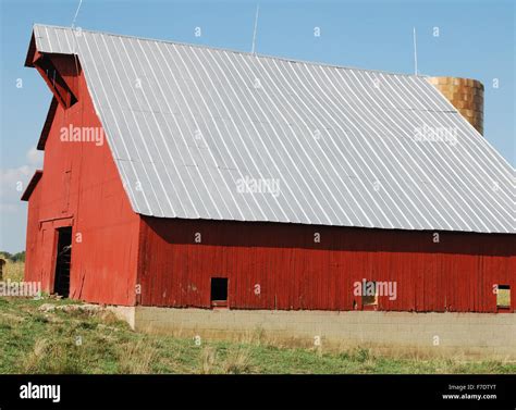 Big Red Barn On A Farm In The Midwestern United States Stock Photo Alamy