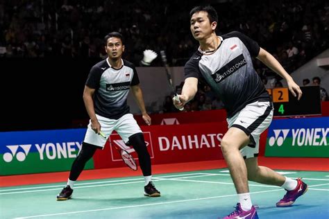 Mereka terlihat saling berbincang dan hendra setiawan beberapa kali menepuk punggung pasangan taiwan itu. Hendra Setiawan Harap Olimpiade Digelar Setelah Pandemi ...