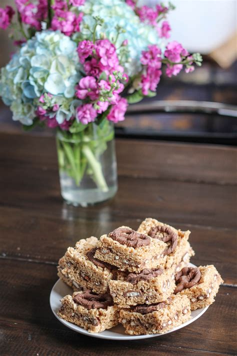 Ooey gooey rice krispies treats that are so scrumptious you won't be able to eat just one! Peanut Butter and Chocolate Pretzel Rice Krispie Treats ...