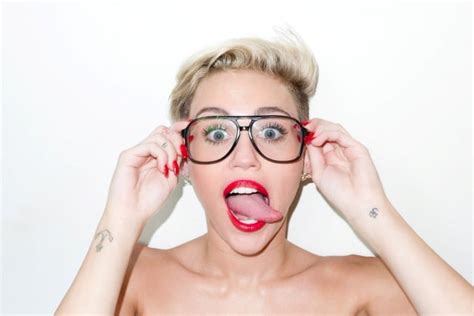 Miley Cyrus Sofre Embara Os E Quase Fica Nua Em Palco Angorussia