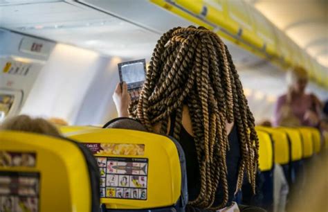 Cestující Natočil Na Palubě Ryanairu Dvojici Provozující Orální Sex Koho Za To Vyhodí Ptají