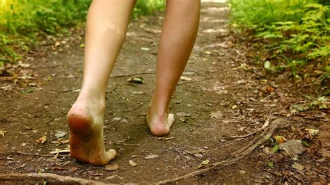 Scientists Explain What Happens To Your Body When You Walk Barefoot