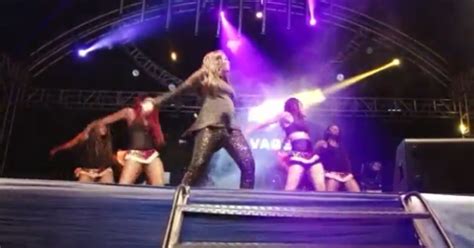 Pregnant Tiwa Savage Twerks And Belly Dances On Stage [video]
