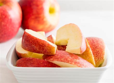 Dangerous Side Effects Of Eating Too Many Apples According To Science