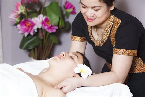 Nuad Nammane Lang Hom Massage Thaïlandais Du Haut Du Dos Nuque Et Bras Aux Huiles Essentielles