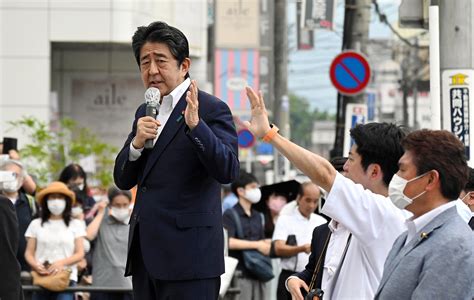 جاپان کے سابق وزیر اعظم شنزو آبے زخموں کی تاب نہ لاتے ہوئے چل بسے