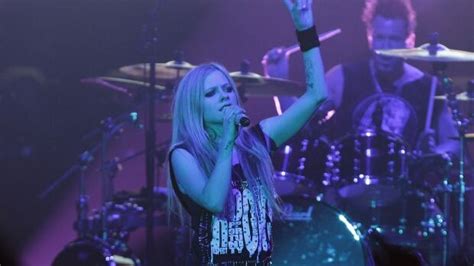 Avril Lavigne Tells Fans She Has Health Issues Asks For Prayers Cbc News