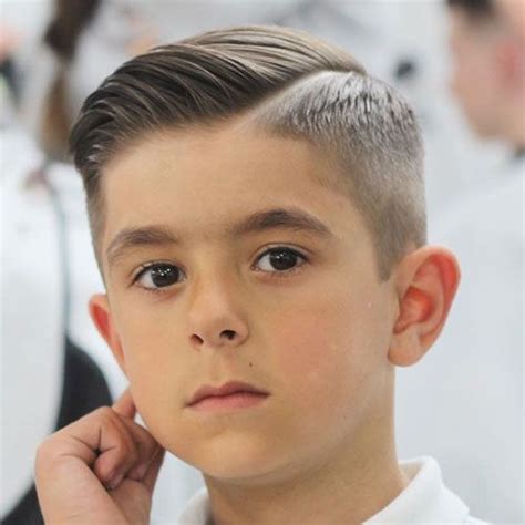 مع وجود شعر قصير إلى متوسط الطول في المقدمة يتمتع الأولاد بالقدرة على. قصة شعر اطفال فرنسي اولاد - Kattoni