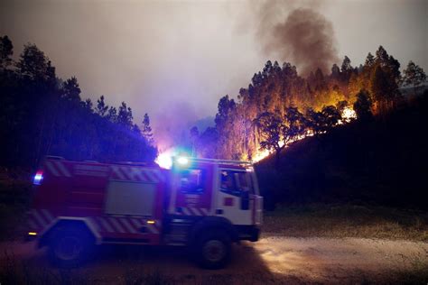 Em lisboa, após um incêndio no pequeno prédio, os bombeiros, verificando os destroços, encontram apenas um morto. Incêndio em Portugal dura quase 24 horas; mais de 60 ...