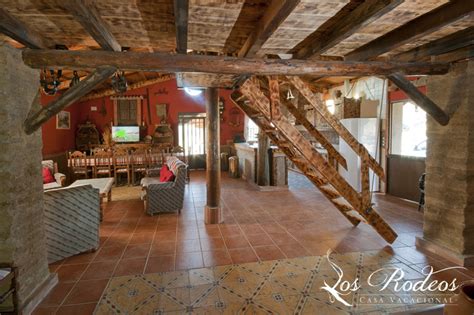 Het stenen huis heeft een rustieke stijl en lichte kamers met een tv en een. Casa Rural Los Rodeos | visitasyrutasporlanaturaleza_