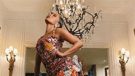 Anitta surge loira e rebola bumbum bronzeado de biquíni