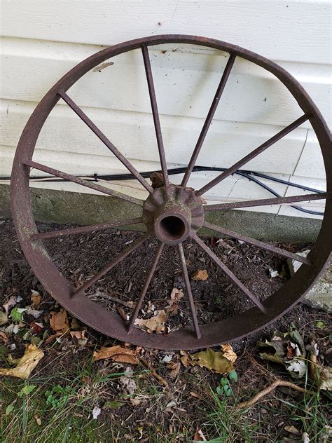 Vintage Cast Iron Wagon Wheel Lawn Or Yard Decoration 27 Diameter In