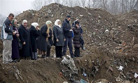 Massengrab in Bosnien entdeckt: 30 Menschen exhumiert ...