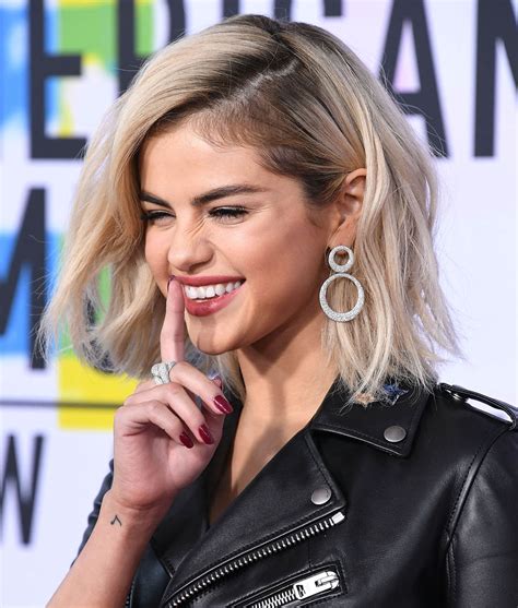 Selena Gomezs Emotion Heavy American Music Awards And Perfect Blonde Hair