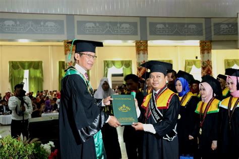 Wisuda Periode Iii 2019 Rektor Kukuhkan 775 Wisudawan Universitas