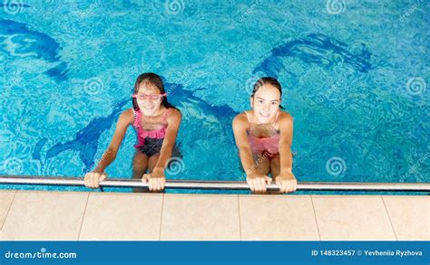 Portret Van Twee Gelukkige Glimlachende Tieners In Het Binnen Zwembad