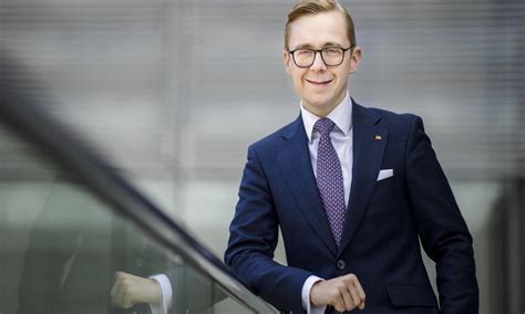 Find someone who looks at you like philipp amthor looks at the grundgesetz. Nach Lobbyismusvorwürfen: Philipp Amthor zieht sich aus ...