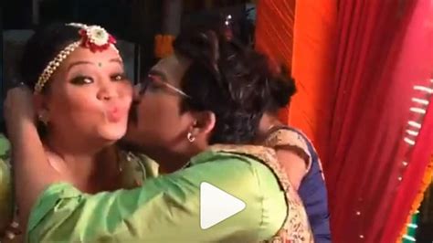 Bharti Singh Is Mrs Haarsh Limbachiyaa Now See Wedding Pics People News Zee News