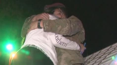 returning soldier surprises wife during photo shoot video abc news