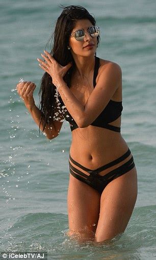 Towie S Jasmin Walia Sizzles In Raunchy Black Bikini In Dubai Daily
