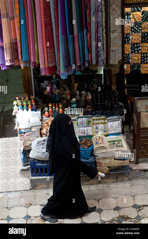 Frau Niqab Walking Im Khan El Khalili Markt Kairo Ägypten Stockfotografie Alamy