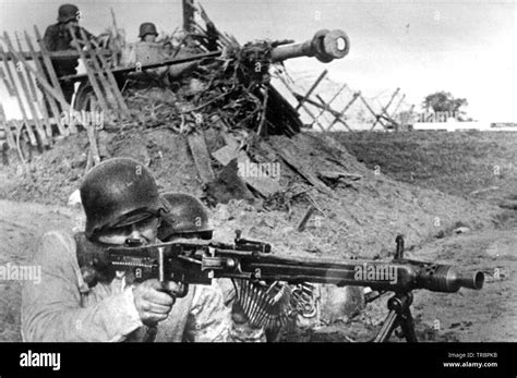Soldados Alemanes De Una División Ss Defender Budapest 1944 Con Mg42 Y