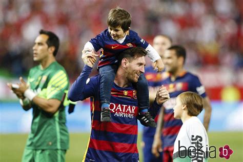 leo messi juega con su hijo thiago en la final de la copa del rey 2016 final de la copa del