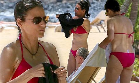 Julia Louis Dreyfus Flaunts A Toned Tummy In Red Bikini In Hawaii