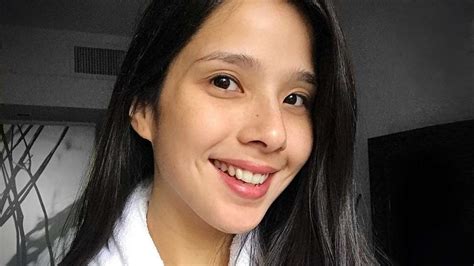 Pero inimagine ko sarili ko na magselfie habang malungkot, natatawa ako pano ba kasi gawin yun lalo na yung magselfie habang lumuluha?? Here's How Maxene Magalona Achieves a Glowing Look Without Foundation