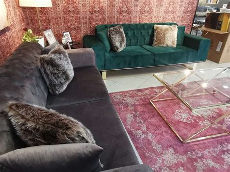 Kit out your beauty salon with fantastic quality beauty equipment and salon furniture from our stock. Chesterfield Sofa, € 899,- (1100 Wien) - willhaben