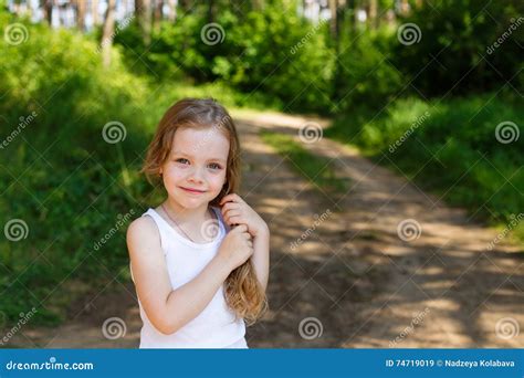 Portret Van Een Mooi Jong Meisje Met Lang Haar Stock Afbeelding Image
