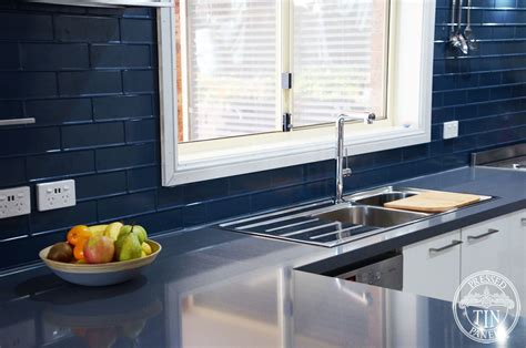 Blue glass splashback really complements and works great with white kitchen cabinets, benchtops and wall colouring. Brick - Deep Ocean - Kitchen Splashback