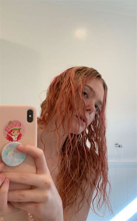 Elle Fanning Shows Off Pretty In Pink Hair In New Selfie E News Uk