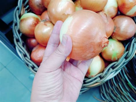 Bawang merah,bawang putih,daun bawang,cabe dan tomat. Tips agar Mata Tidak Perih Saat Mengiris Bawang Bombay ...