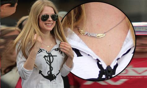 Avril Lavigne Wears Obscene F Necklace For Television Interview Daily Mail Online