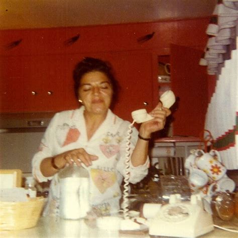 25 Intimate Photos Of Mom Working In The Kitchens In The 1970s Usstories Oldusstories