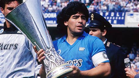 Widely regarded as one of the greatest players in the history of the sport, he was one of the two joint winners. Maradona , la légende ( 1 ) - HISTORIA HUMANISTA