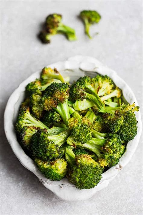 In a large bowl toss the broccoli florets and minced garlic with olive oil and lemon juice until lightly coated. Roasted Broccoli with Garlic - Keto / Paleo / Whole30 ...