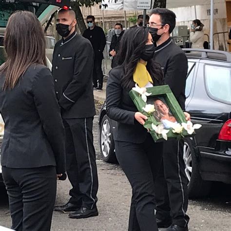 A batida envolveu quatro carros e três pessoas ficaram. Sara Carreira Velorio - Rqfhllbkzrlw0m / No final de ...