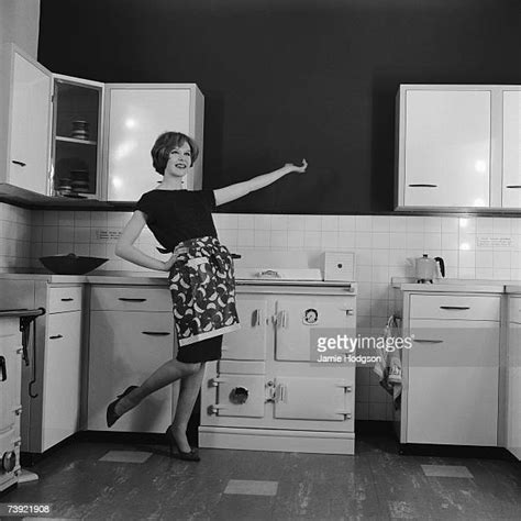 1960s Woman Wearing Apron In Kitchen ストックフォトと画像 Getty Images