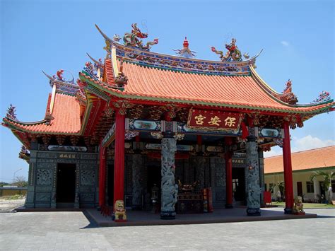 Chiang mai is not exactly short of a temple or two. Vihara Satya Dharma, Chinese Temple near Bali's Port of Be ...