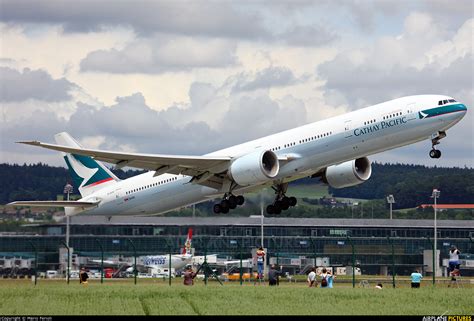 B Kph Cathay Pacific Boeing 777 300er At Zurich Photo Id 730853