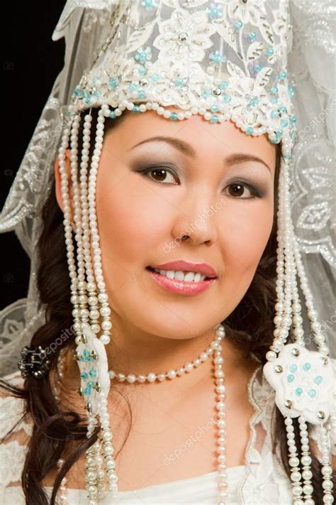 Mari E Asiatique Dans La Robe Blanche De Mariage Kazakh Avec Un Voile