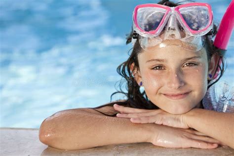 Menina Na Piscina Com óculos De Proteção E Snorkel Foto De Stock Imagem De Cheerful Snorkel