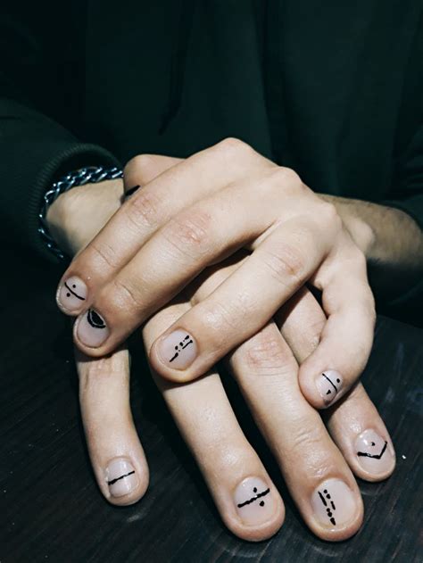 Lineas y puntos en uñas hombre Minimal nails Mens nails Hippie nails
