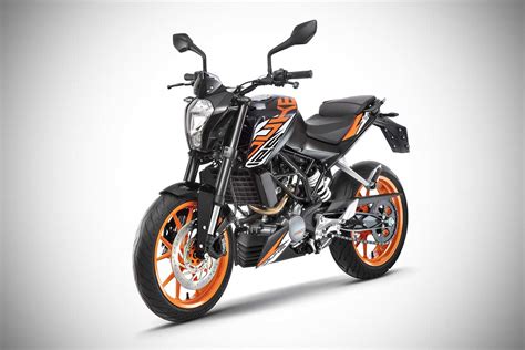 The 125 duke shares its design and styling cues with its bigger siblings, as its headlamp. 2018 KTM 125 Duke ABS Black Front Quarter | AUTOBICS